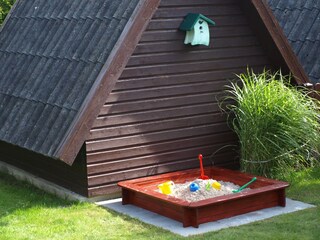 eingezäunter Garten mit Sandkasten