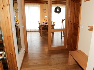 Diele mit Blick in den Wohnbereich