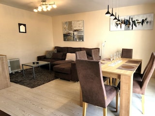 Wohnzimmer mit Essbereich
