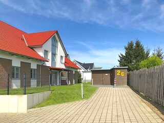 Meeresbrise, Vorderansicht und Fahrradschuppen