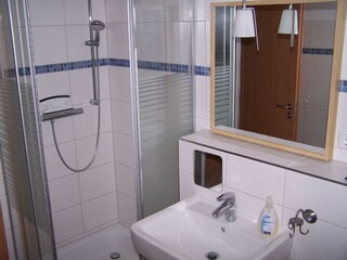 Im Bad haben auch kleine Besucher einen Spiegel