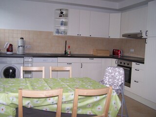 und natürlich auch ein Herd und Kühlschrank