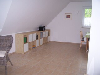 Bücher und CD-Player sind vorhanden