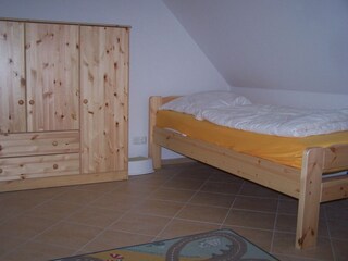 ein Kleiderschrank ist im Kinderzimmer auch dabei