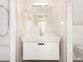 Bad mit Dusche und WC