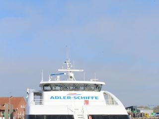 Katamaran nach Helgoland am Hafen von Norderney