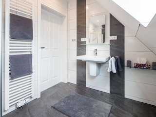 Bad mit Dusche und WC weitere Ansicht