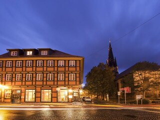 Objekt und Liebfrauenkirche bei Nacht