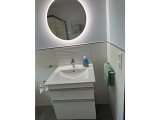 Waschtisch und Spiegel 2. Bad oben