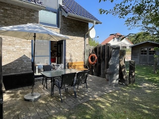 Terrasse mit Sitzgruppe und Grillkamin