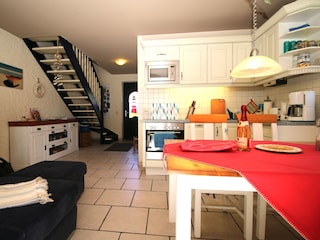 Einbauküche mit Spülmaschine, Kühlschrank, Herd u. MW