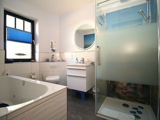 1. Bad unten mit Dusche u. V&B Whirlpool+Lichttherapie