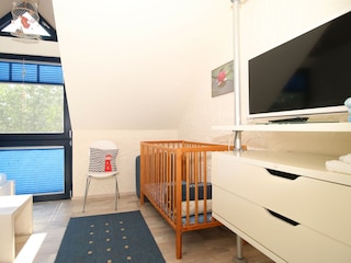 1. Schlafzimmer oben neben dem 2. Bad mit TV