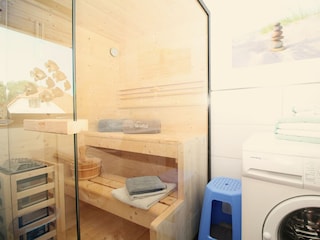 2. Bad oben mit finnischer Sauna und Waschmaschine