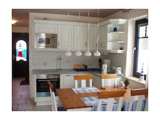 voll ausgestattete Einbauküche