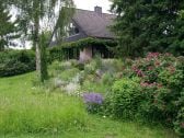 Blick vom Garten auf Haus mit Loggia