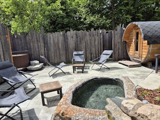 Saunagarten mit Fasssauna und Hot Tub
