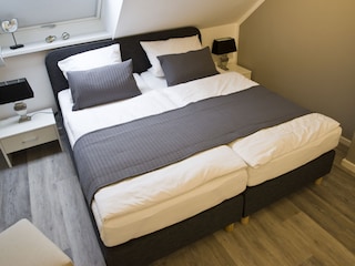 Schlafzimmer 1 mit Boxspring-Doppelbett