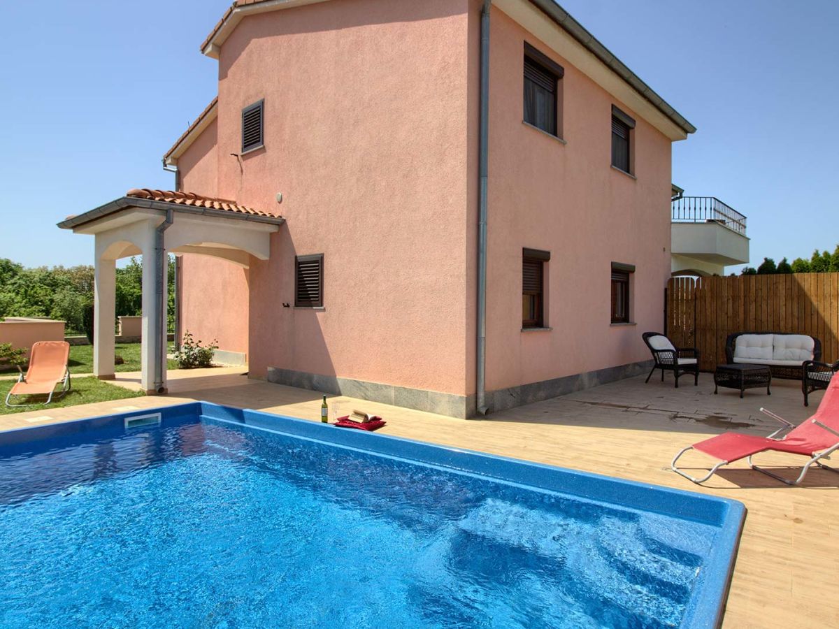 Villa Mary with pool in Ližnjan - wiibuk.com