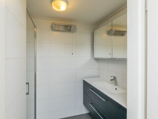 Das Badezimmer mit Dusche und Waschbecken