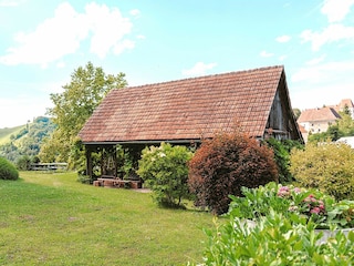 Der Stadl mit der Weinlaube im Garten
