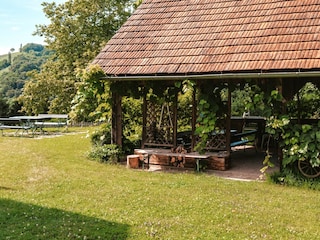 Der Stadl mit der Weinlaube im Garten