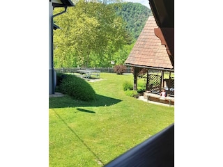 Ausblick vom Balkon in den Garten