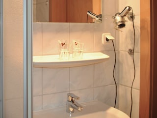 Apartment mit Terrasse - Bad mit Dusche