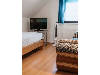Ap. Balkon - zweites Schlafzimmer mit Einzelbett, Sofa