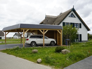 Außenansicht mit Carport von rechts