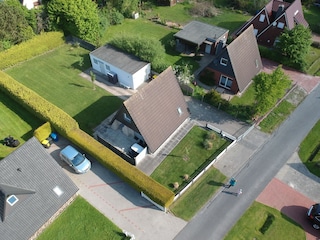 Blick von oben auf das Feriehaus und den großen Garten.