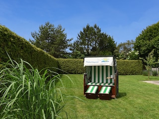 Blick in den Garten, auf die große Spielwiese.