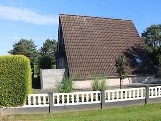 Vorgarten mit Blick auf die windgeschützte Terrasse