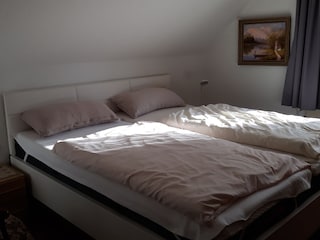 Geräumiges Doppelbett, neue Matrazen