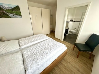 Bad en Suite / Eingang vom Schlafzimmer mit Doppelbett