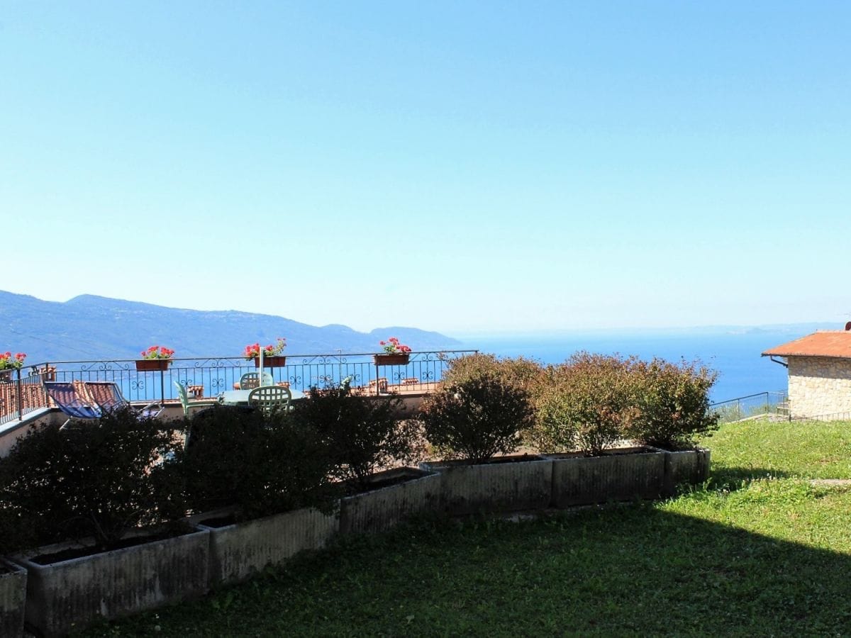 Terrasse + Garten mit Seeblick