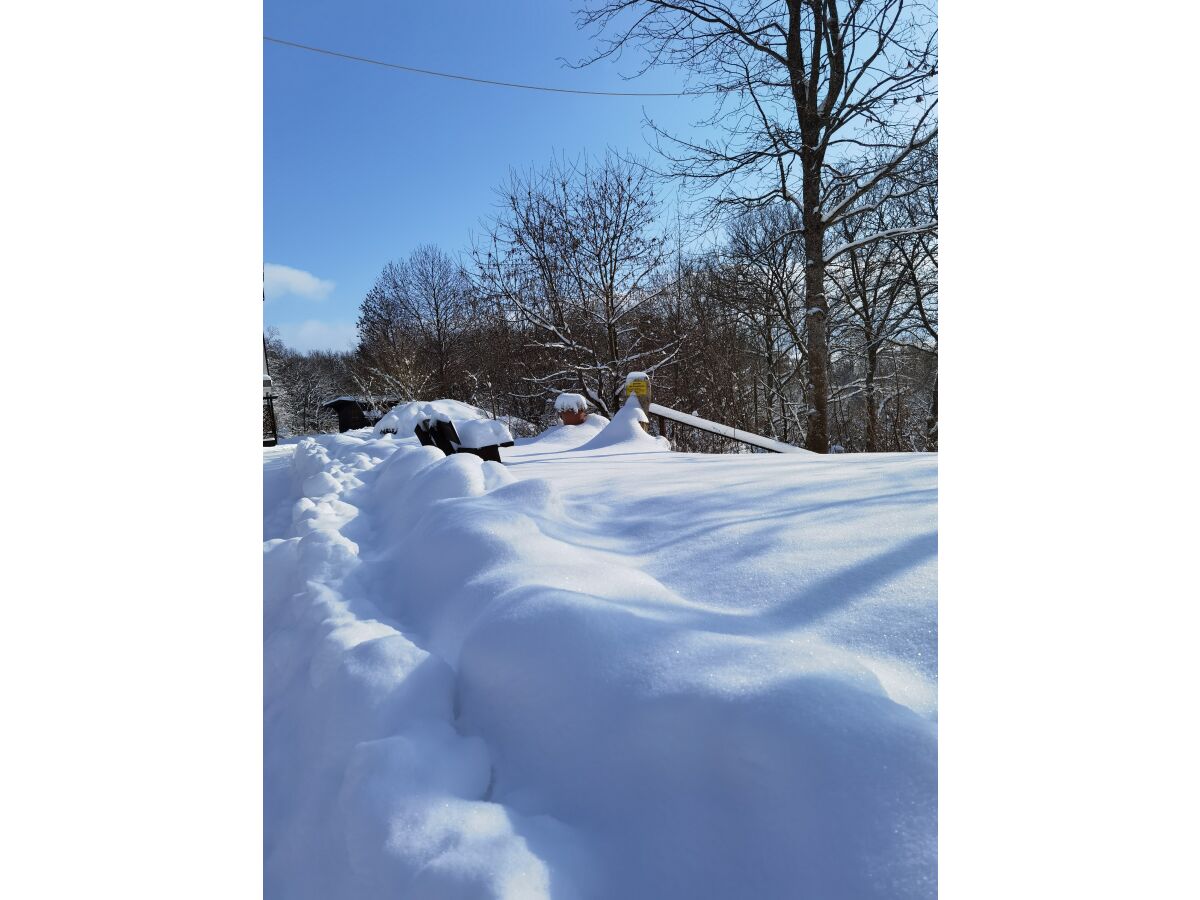 Garten was noch zu sehen ist vor lauter Schnee