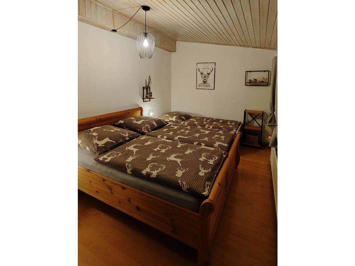 Schlafzimmer mit Doppelbett und Einzelbett