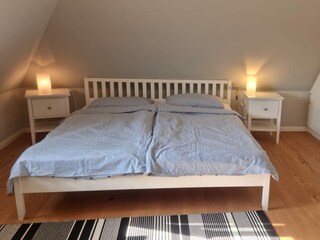 großes Schlafzimmer im OG