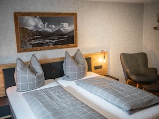 Schlafzimmer mit großem Kleiderschrank, TV