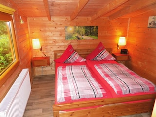 Schlafzimmer mit 1,80 m breitem Doppelbett