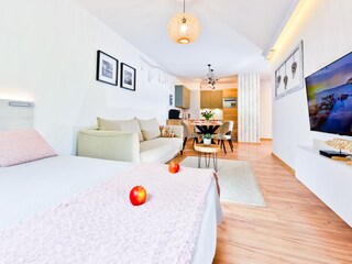 Wohnzimmer mit  Schlafbereich. Doppelbett -Size 140x200