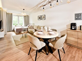 Wohn-/Schlafzimmer hat eine großen Doppelbett 140x200