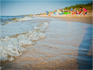 Ein breiter Strand in der Nähe der Wohnung.