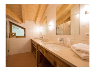 Bad mit begehbarer Dusche