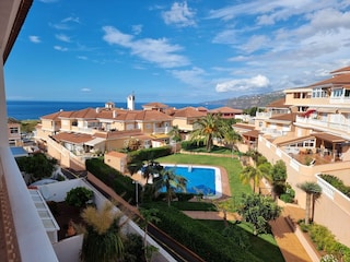 Blick von der Frühstücksterrasse entlang der Küste