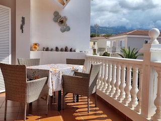 Sonnenterrasse  mit Esstisch (ausziehbar)