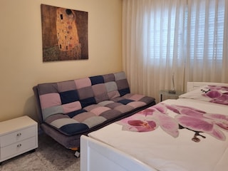 2. Schlafzimmer mit Bett & Schlafcouch (ausziehbar)