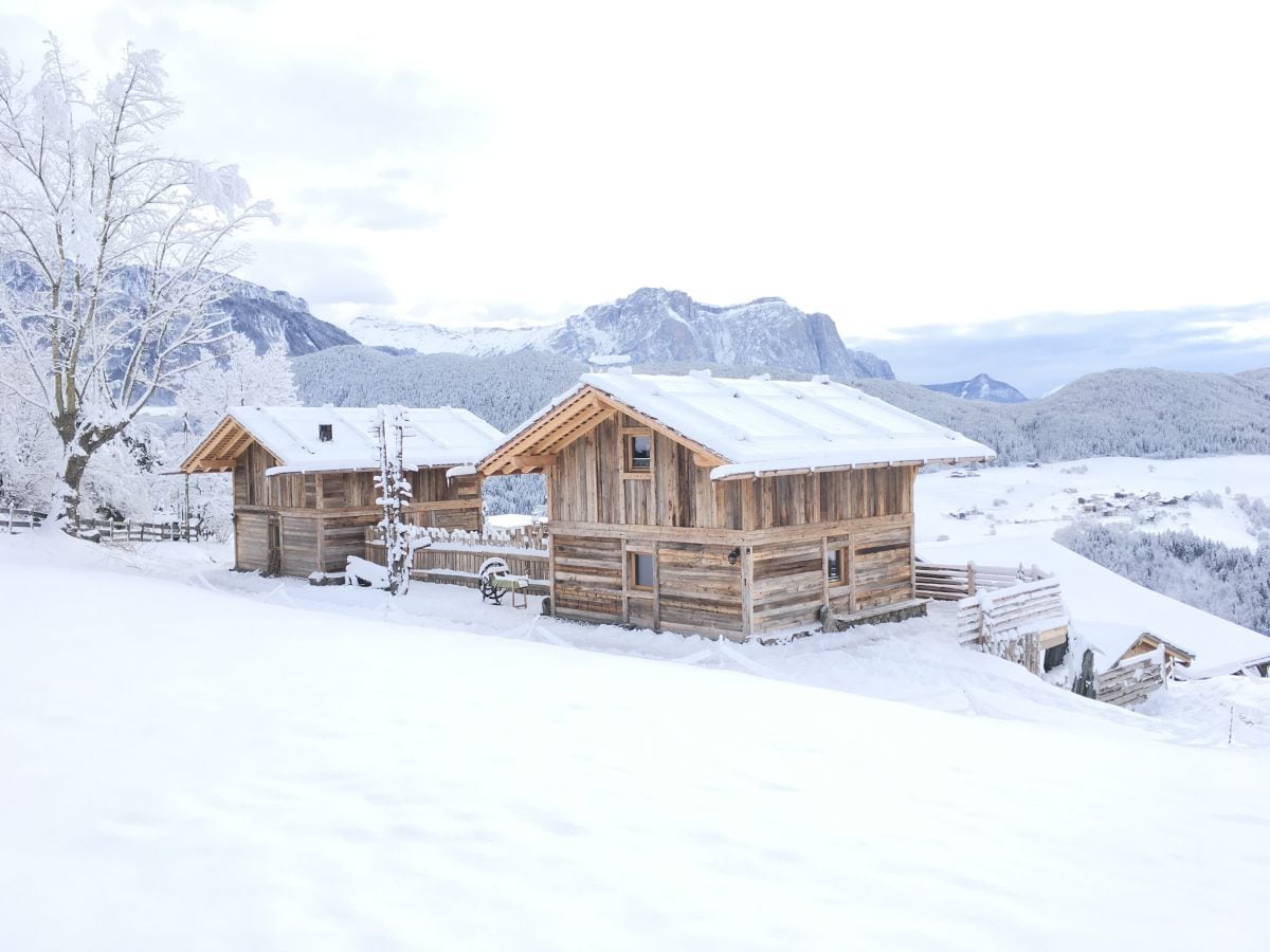 Chalet Resort mit Blick ins Tal und Dolomiten