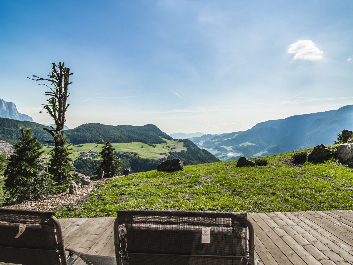 Terrasse mit Blick ins Tal und die Dolomiten